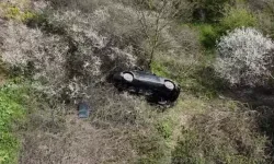 Otomobil Ormanlık Alana Uçtu: Sürücü Araçta Sıkıştı