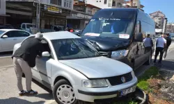 Serik’te Tur Minibüsü ile Otomobil Çarpıştı: 2 Yaralı