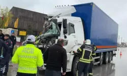 Çorum’da Kamyon Kazası: Sürücü Araçta Sıkıştı