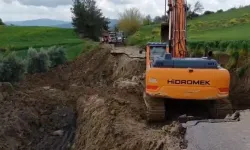 Sağanak Sonrası Heyelan: Yol Kapandı, Araç Zarar Gördü