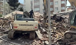 Kontrollü Yıkım Sırasında 4 Katlı Bina Aniden Çöktü