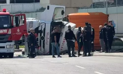 Beylikdüzü’nde Virajda Devrilen TIR: Sürücü Yaralandı