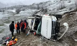 Şavşat’ta Ambulans Uçuruma Yuvarlandı: 1 Ölü, 4 Yaralı