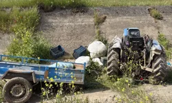 Lastiği Fırlayan Traktör Kanala Devrildi: 2 Yaralı