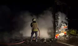 Artuklu’da Seyir Halindeki TIR’ın Dorsesi Yandı