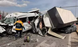 Kırşehir`de Kamyon Kazası: 1’i Ağır 5 Yaralı