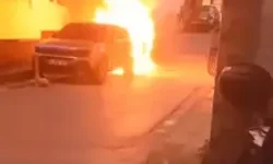 Park Halindeki Otomobil Yandı, Alevler Cipe Sıçradı