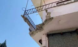 Aydın’da Balkon Çöktü: Baba ve Engelli Oğlu Yaralandı