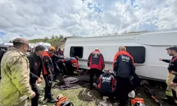 Diyarbakır`da Midibüs Devrildi: 1 Ölü, 12 Yaralı