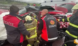 Yalova Otoyolunda TIR’a Çarpan Otomobilde 4 Yaralı