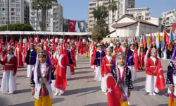 Mersin’de 23 Nisan Coşkusu Cumhuriyet Meydanı’nı Sardı