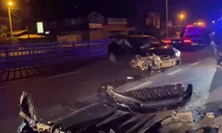 Köprüde Korkuluklara Çarpan Otomobilde 3 Kişi Yaralandı