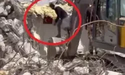 Kepçe Operatörü Yıkımda Türk Bayrağını Dikkatle Kurtardı