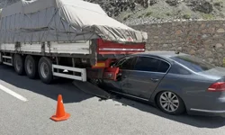 Malatya’da TIR’a Çarpan Otomobil Altına Girdi, Sürücü Sağ