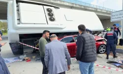 Otobüs Otomobilin Üzerine Devrildi: Yaralılar Var