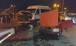 Manavgat’ta Tur Minibüsü ile Otomobil Çarpıştı: 4 Yaralı