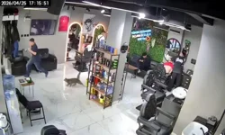 Sultangazi’de Kuaförde Kedi Müşterileri Kovalamaca Yaptı