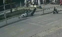 Yaya Geçidinde Dönüş Yapan Otomobile Motosiklet Çarptı