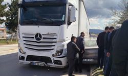 Erbaa’da "Sıkışmalı" Kaza: Tırın Yanında Askıda Kaldı!