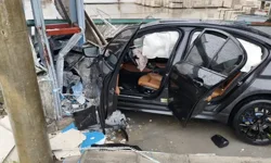Bucak’ta Otomobil Fabrika Kapısına Çarptı: 2 Yaralı