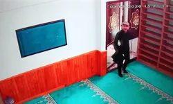 Burdur’da Camide Sadaka Kutusu Hırsızlığı Kamerada