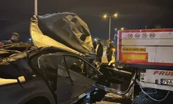 Kilis’te TIR’a Çarpan Otomobilde 2 Kişi Yaralandı