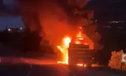Bariyerlere Çarpan TIR Alevlere Teslim: Yol Bir Süre Kapandı