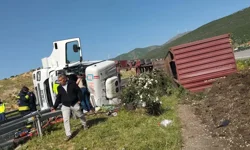 Nurdağı’nda Korkutan Kaza: Tır Bariyerlere Çarparak Devrildi