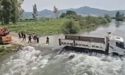 Çayda Mahsur Kalan Kamyondaki 2 Kişi Kurtarıldı