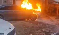 Batman’da Park Halindeki Otomobil Yandı
