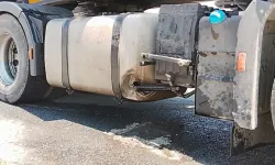 Silivri’de TIR’ın Delinen Deposundan Yola Mazot Aktı