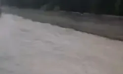 Sağanak Yağış: Yollar Nehire Döndü, Trafik Felç Oldu