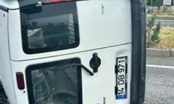Devrilen Hafif Ticari Araçta Sıkışan Sürücü Yaralandı