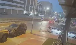 Kontrolden Çıkan Otomobil Direğe Çarptı Sürücü ve Yolcu Kaçtı