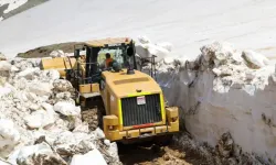 Van'da 3 Bin 800 Rakımda Karla Mücadele Çalışması