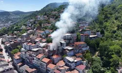 3 Katlı Evde Çıkan Yangın Yan Binaya Sıçradı; Depremde Kolunu, Yangında Evini Kaybetti