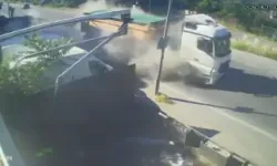 Hafriyat Kamyonuyla Hafif Ticari Aracın Kafa Kafaya Çarpıştığı Kaza Kamerada