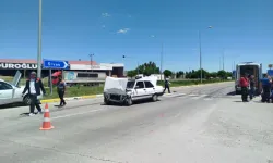 Şarkışla’da Kavşakta İki Otomobil Çarpıştı: 2 Kişi Yaralandı