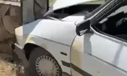 Duvara Çarpan Otomobildeki 3 Kişi Yaralandı