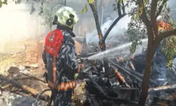 Kızıltepe'de Evin Odunluğu Ve Damdaki Kulübe Yandı