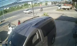 Otomobil İle Motosikletin Çarpıştığı Kaza Güvenlik Kamerasında