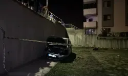 Otomobil, 4 Metre Yükseklikten Apartman Bahçesine Düştü: 1 Yaralı
