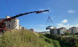 Otomobil Dereye Uçtu, Sürücüsü Yara Almadan Kurtuldu