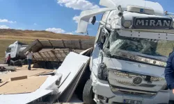 Ham Petrol Yüklü Tanker İle TIR Çarpıştı: 2 Yaralı