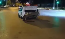 Otomobil, Kırmızı Işıkta Başka Araca Çarptı; 2 Yaralı