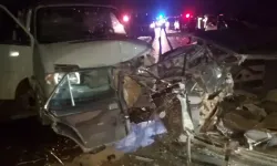 Araçlar Kafa Kafaya Çarpıştı: 1 Ölü 2 Yaralı