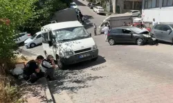 Park Halindeki Otomobil Yokuştan Kayarak 3 Araca Çarptı