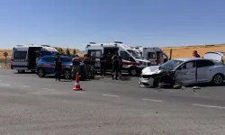 Diyarbakır'da Hafif Ticari Araçla Otomobil Çarpıştı: 6 Yaralı