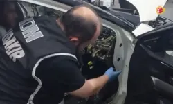Otomobilin Gizli Bölmelerinde 19 Silah Ele Geçirildi