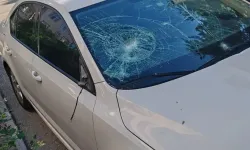 Komşusunun Otomobiline Tuğlayla Zarar Verdi, Olay Araç Kamerasına Yansıdı